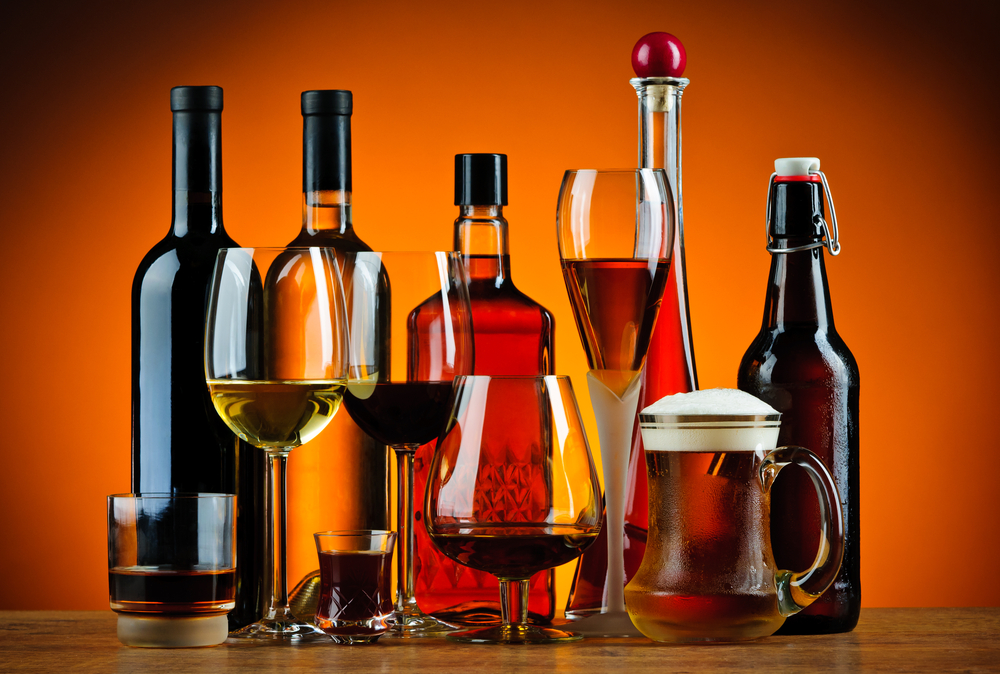 グラスやボトルに入った色々な種類のアルコール