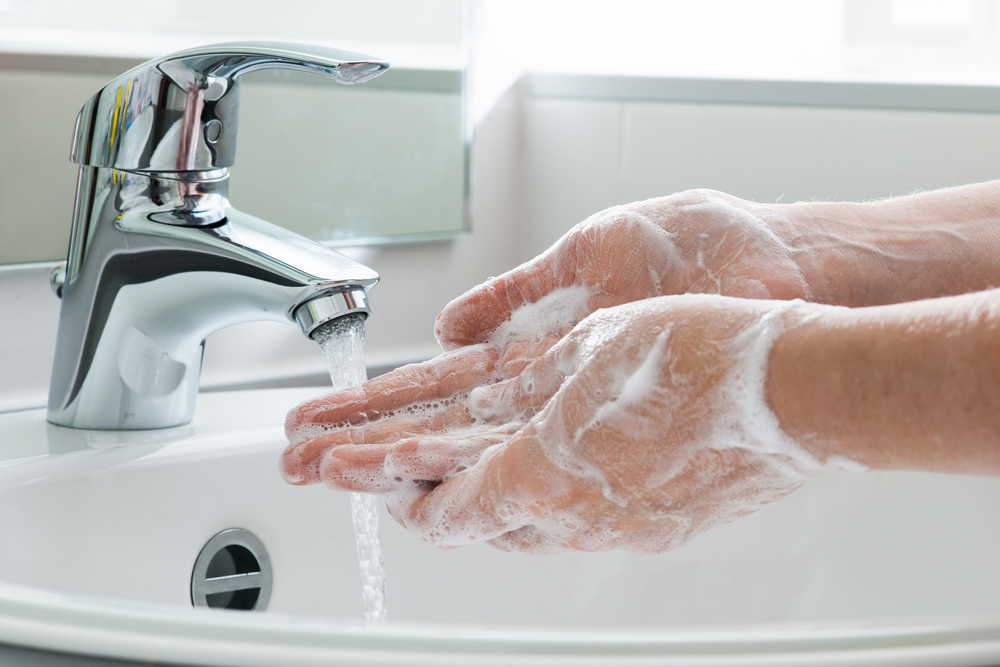 手を洗っている人
