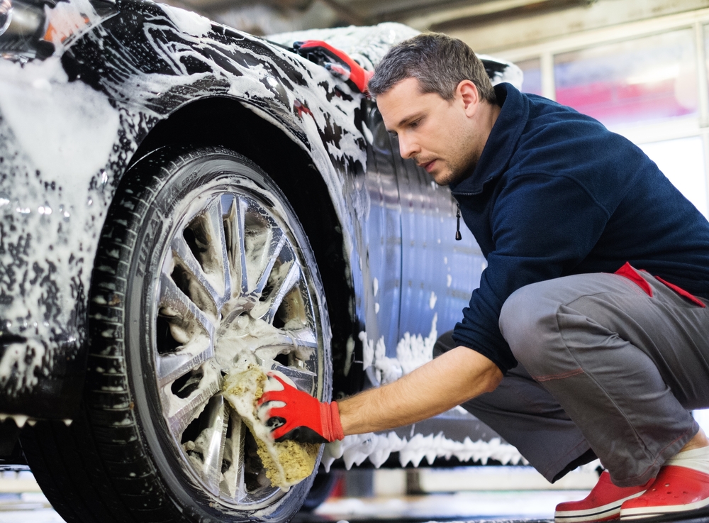 車を洗車している男性