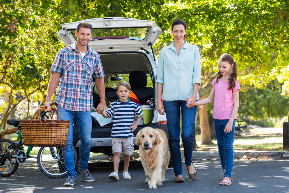 自動車と家族と犬