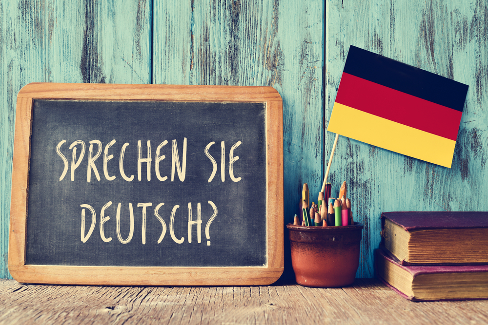 ドイツ語がかかれたボードとドイツの国旗