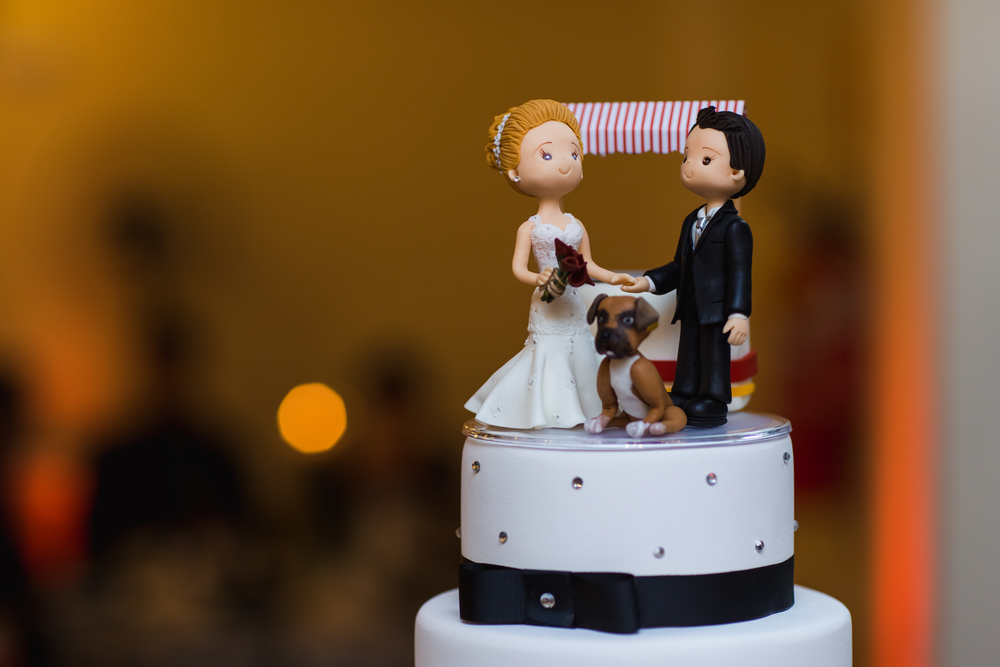ウェディングケーキの上にデコレーションされている犬のモチーフ