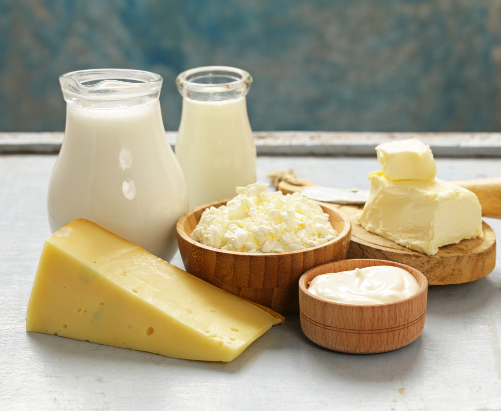 テーブルに並べられたミルク、チーズ、ヨーグルトなどの乳製品