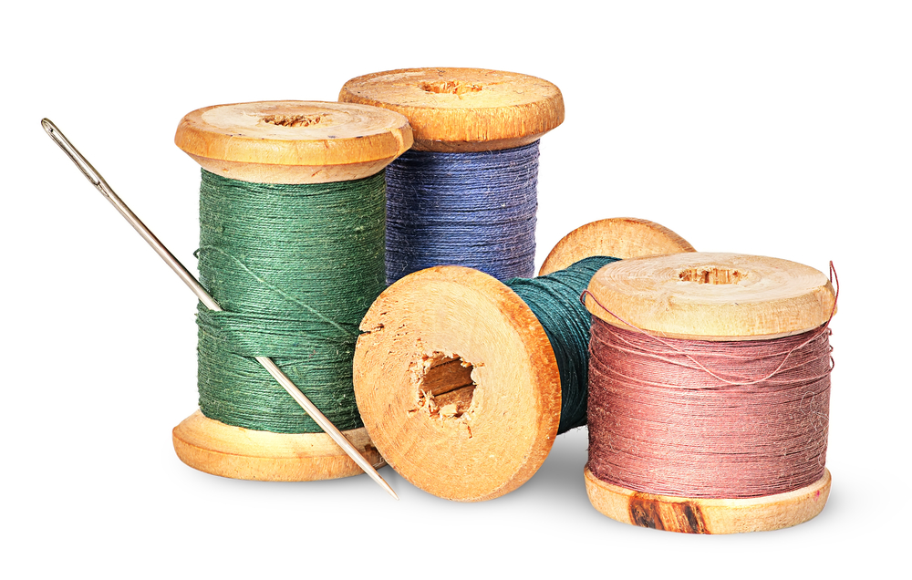 色々な色の糸と針