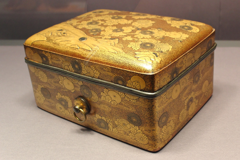 Cosmetic box (Tebako) ,lacquered wood and Maki-e.